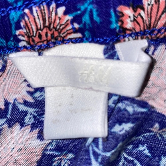 H&M Ladies Short Woven Fabric Floral Skirt Blue - Picture 3 of 3